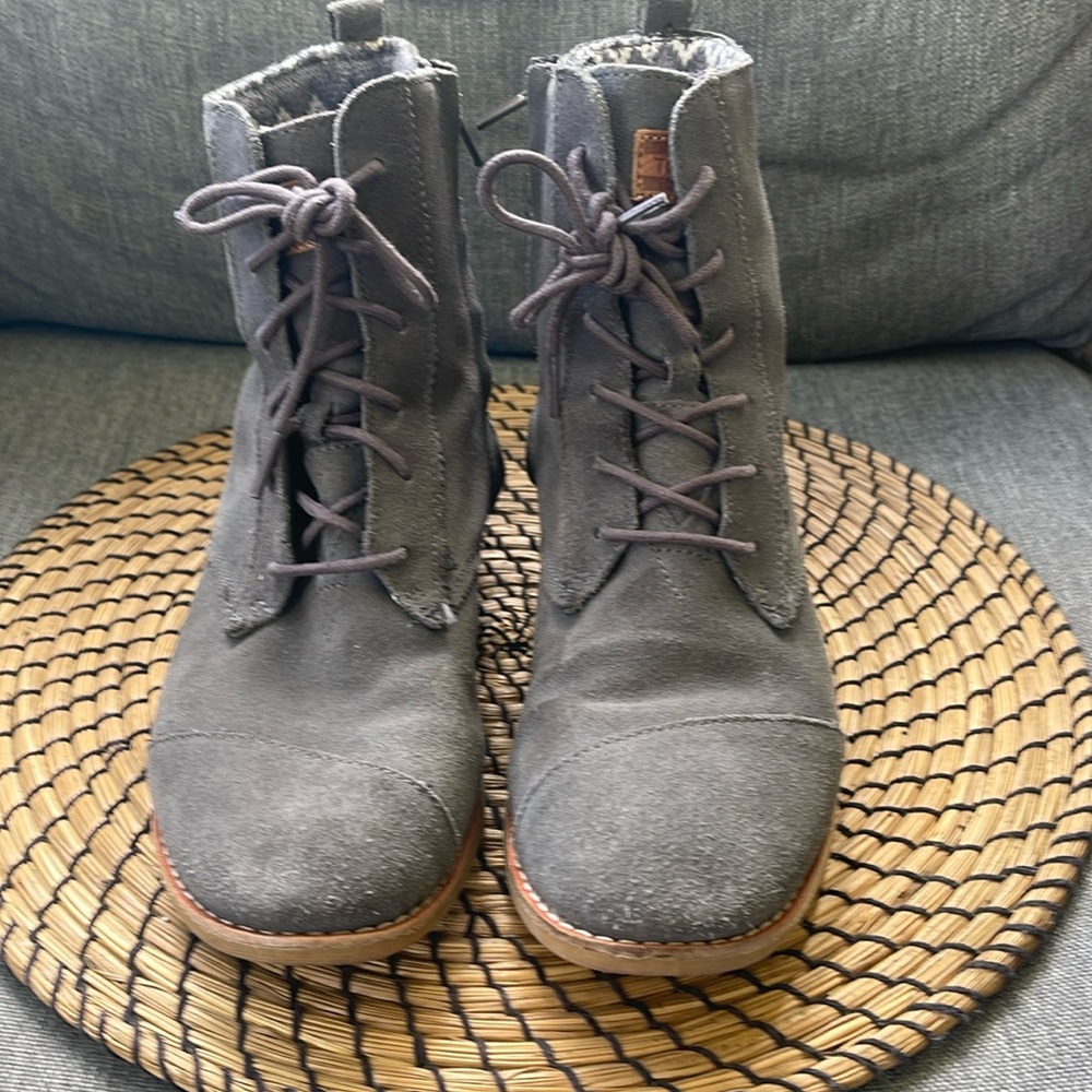 Tom’s Gray Suede Leather boot. W8. Zipper Side